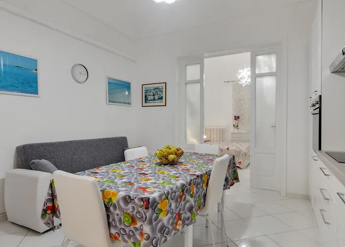 Guesthost - Dimora Del Delfino Curioso Appartement Lecce